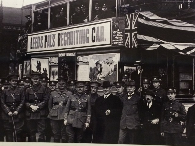 Recruiting for The Leeds Pals (Photographer unísono, c. 1915)